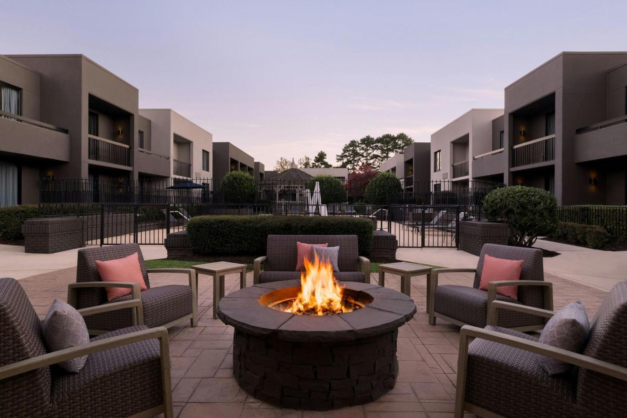Courtyard Atlanta Northlake Tucker Kültér fotó